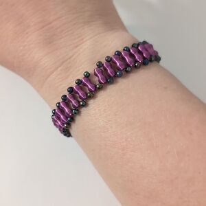 572 Purple Wire‎ Iridescent Beaded Stretch Bracelet